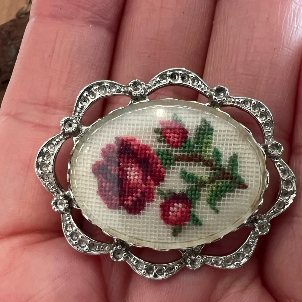 Vintage Rose Pendant Brooch Necklace Petit Point Needlepoint Red SilverTone - Picture 4 of 6